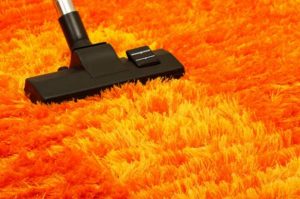 Tidak punya vacuum cleaner?,lakukan ini untuk membersihkan karpet
